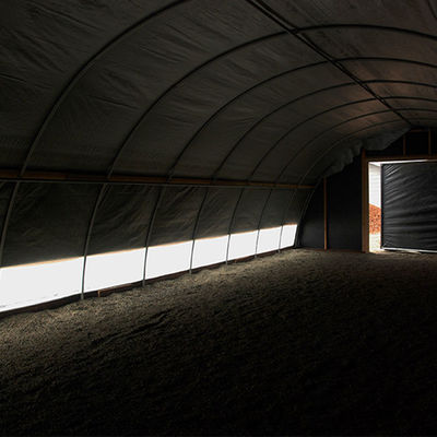 โรงเรือนกระจกไฟ LED ที่มีความทันสมัย พร้อมอุณหภูมิความชื้นอัตโนมัติและการควบคุม CO2 เพื่อการเติบโตของพืชที่ดีเยี่ยม